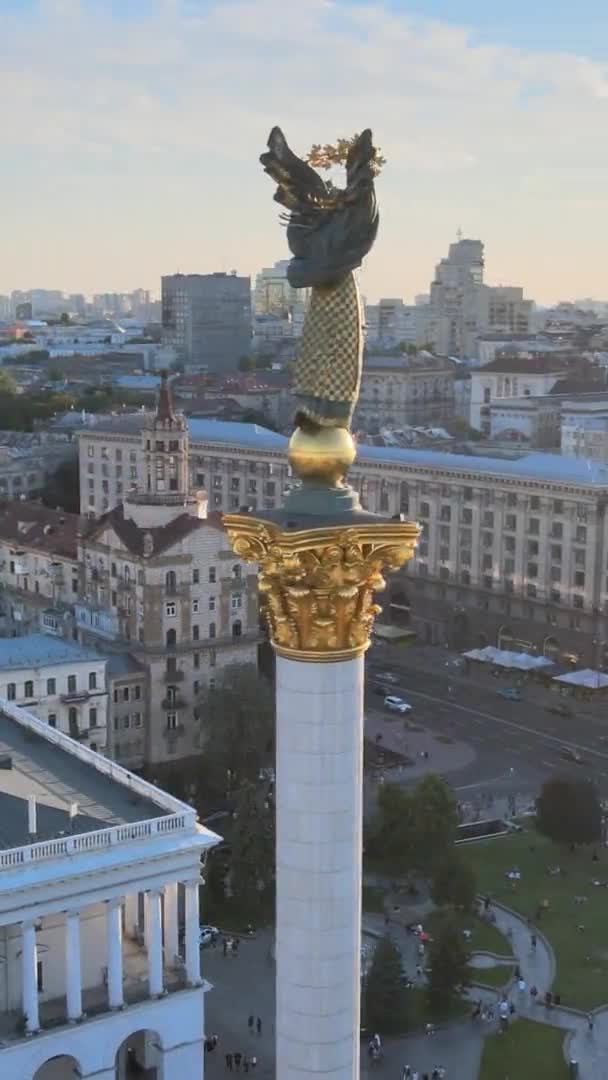 Вертикальное видео - Памятник в центре Киева, Украина. Майдан. Вид с воздуха — стоковое видео