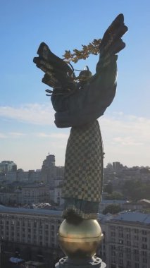 Dikey video - Ukrayna 'nın merkezindeki anıt. Meydan. Hava görünümü