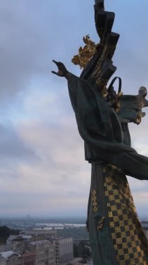 Dikey video - Ukrayna 'nın merkezindeki anıt. Meydan. Hava görünümü