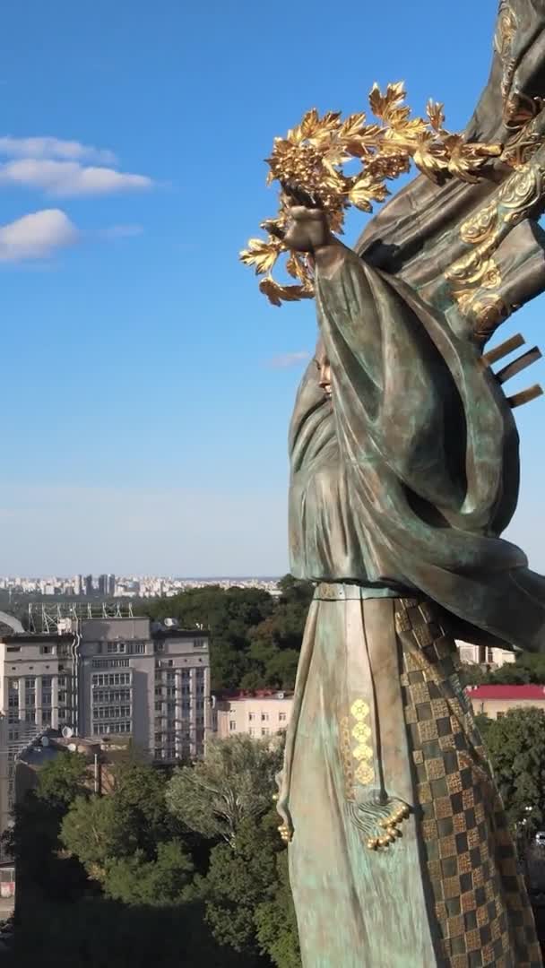 Pionowe wideo - Pomnik w centrum Kijowa, Ukraina. Maidan. Widok z lotu ptaka — Wideo stockowe