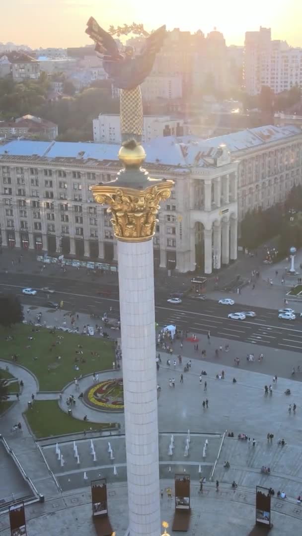 2011 년 4 월 1 일에 확인 함 . Vertical video - Monument in the center of Kyiv, Ukraine. 마이 단. 공중에서 본 광경 — 비디오