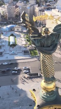 Dikey video - Ukrayna 'nın merkezindeki anıt. Meydan. Hava görünümü