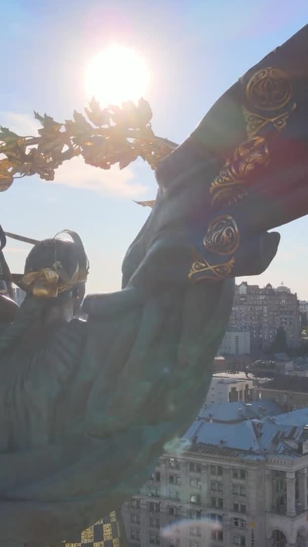 Vídeo vertical Monumento en el centro de Kiev, Ucrania. Maidan. Vista aérea — Vídeo de stock