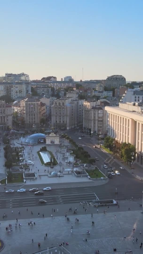 Verticale video - Monument in het centrum van Kiev, Oekraïne. Maidan. Luchtzicht — Stockvideo