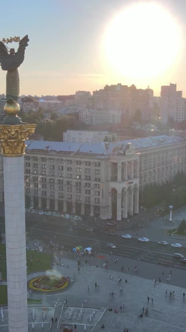垂直ビデオ-ウクライナのキエフの中心部にある記念碑。メイダン。空中風景 — ストック動画