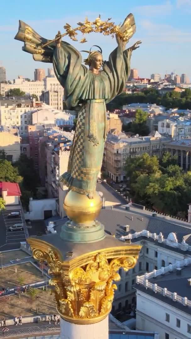 Vertikal video - Monument i centrum av Kiev, Ukraina. Jungfru. Flygbild — Stockvideo