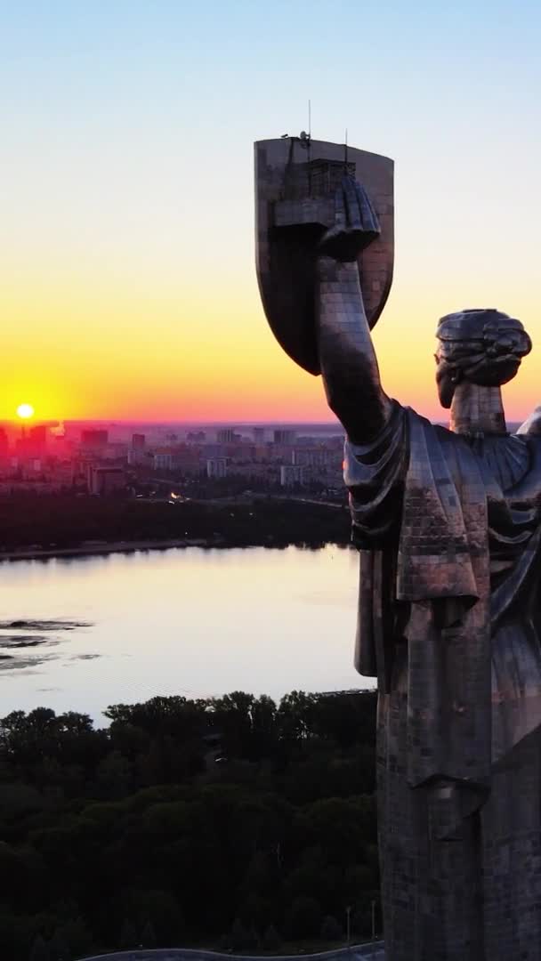 Vídeo vertical - Monumento a la Madre Patria en Kiev, Ucrania — Vídeos de Stock