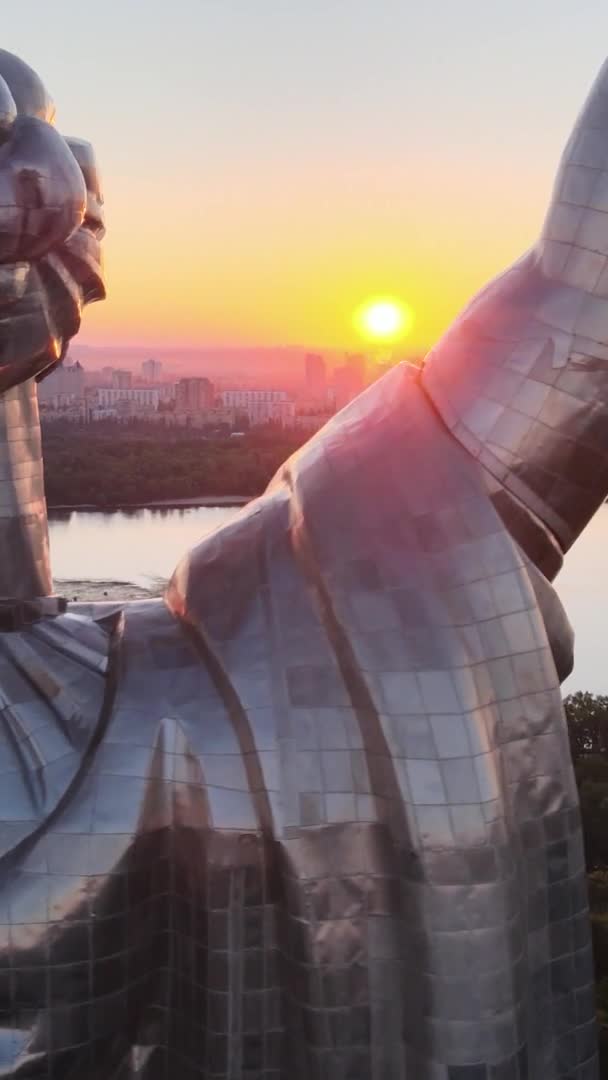 垂直ビデオ-ウクライナ,キエフの祖国記念碑 — ストック動画