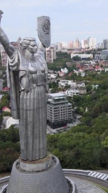 Dikey Kyiv, Ukrayna 'daki Anavatan Anıtı