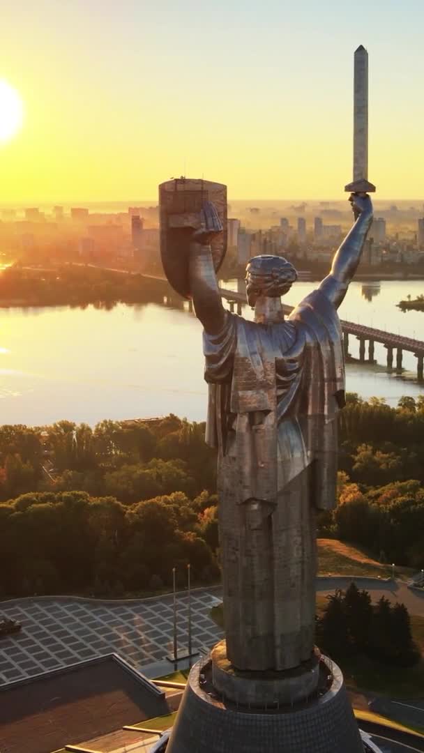 Vertical video - Motherland Monument in Kyiv, Ukraine — стокове відео