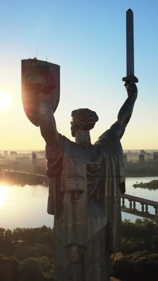 Vídeo vertical - Monumento a la Madre Patria en Kiev, Ucrania — Vídeo de stock