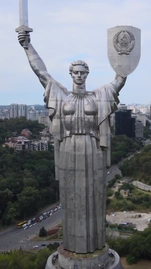 Vídeo vertical - Monumento à Pátria em Kiev, Ucrânia — Vídeo de Stock