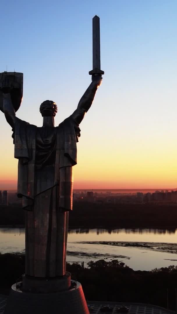 Vertical video - Motherland Monument in Kyiv, Ukraine — стокове відео