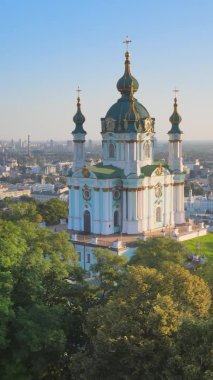 Sabahleyin St. Andrews Kilisesi 'nin dikey videosu. Kyiv, Ukrayna