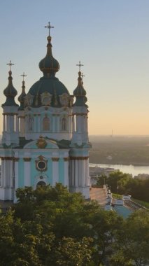 Sabahleyin St. Andrews Kilisesi 'nin dikey videosu. Kyiv, Ukrayna