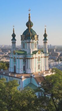 Sabahleyin St. Andrews Kilisesi 'nin dikey videosu. Kyiv, Ukrayna