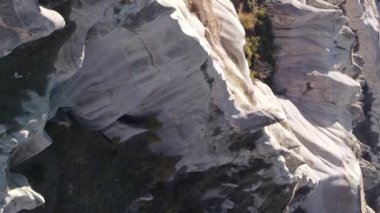 Dikey video Cappadocia manzara havası. Hindi. Goreme Ulusal Parkı