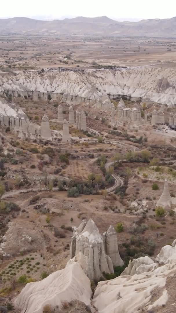 Κάθετη βίντεο Καππαδοκία τοπίο εναέρια άποψη. Τουρκία. Εθνικό Πάρκο Goreme — Αρχείο Βίντεο