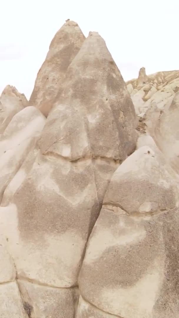 Video vertical Vista aérea del paisaje de Capadocia. Pavo. Parque Nacional Goreme — Vídeos de Stock