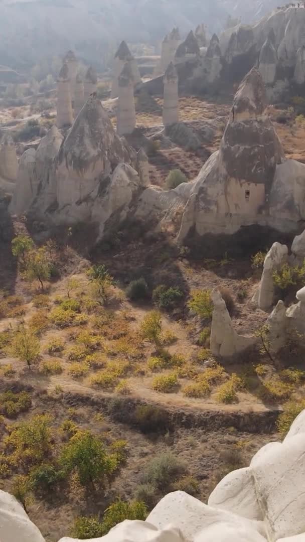 Video vertical Vista aérea del paisaje de Capadocia. Pavo. Parque Nacional Goreme — Vídeos de Stock