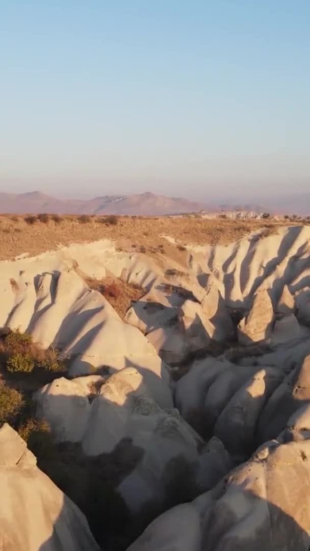 Vertikales Video Kappadokien Landschaft Luftaufnahme. Türkei. Goreme-Nationalpark — Stockvideo