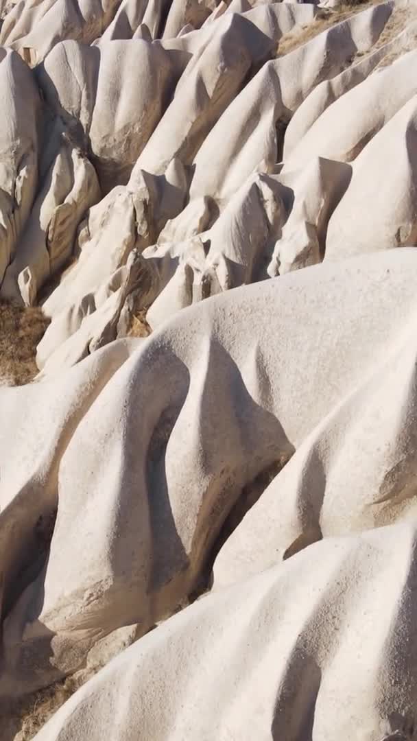 Dikey video Cappadocia manzara havası. Hindi. Goreme Ulusal Parkı — Stok video