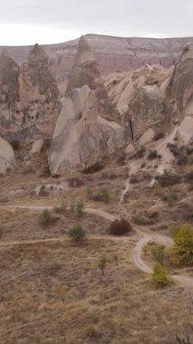 Dikey video Cappadocia manzara havası. Hindi. Goreme Ulusal Parkı