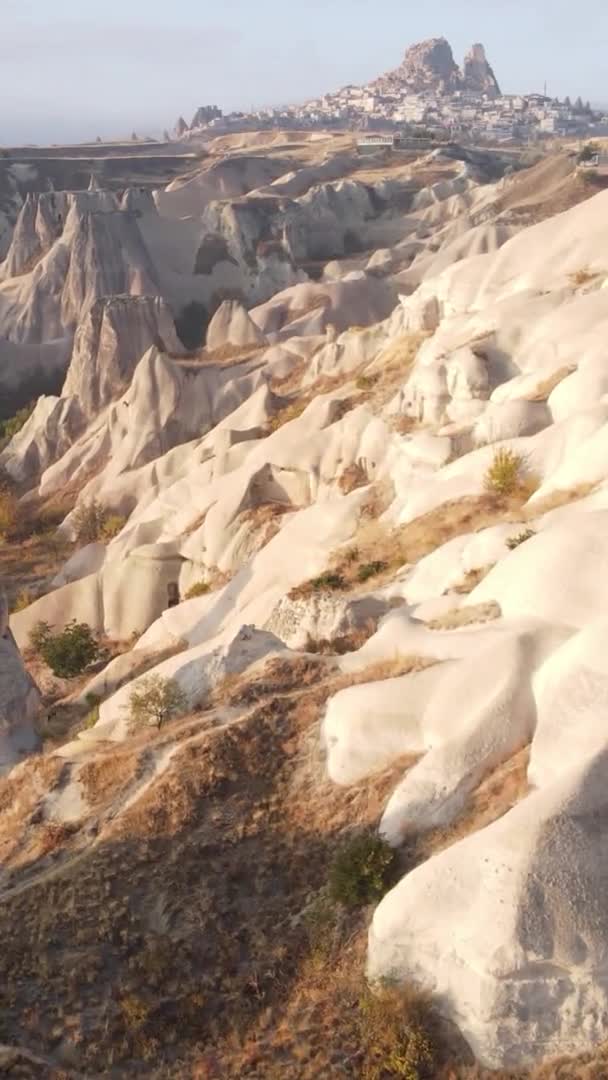 Vertikales Video Kappadokien Landschaft Luftaufnahme. Türkei. Goreme-Nationalpark — Stockvideo