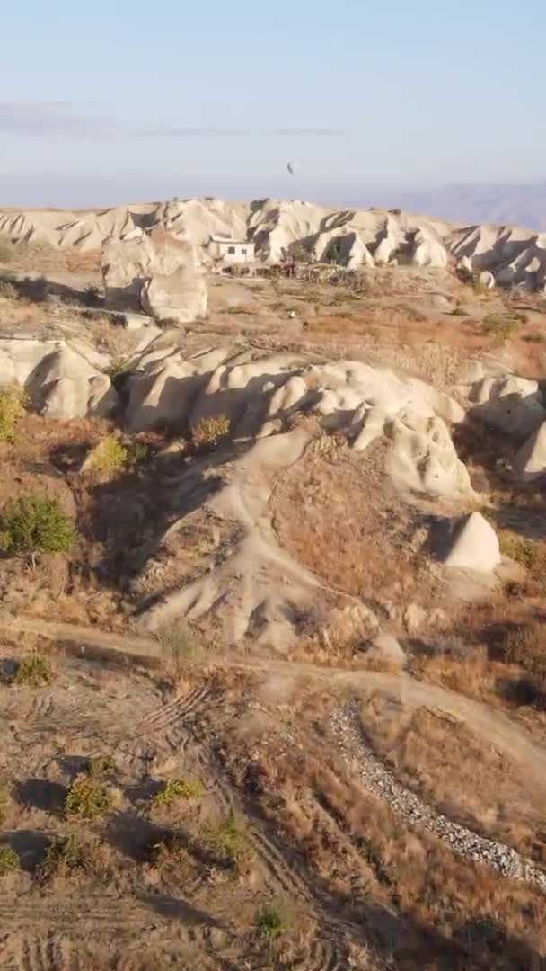 Vertikální video Cappadocia krajina letecké zobrazení. Krocan. Národní park Goreme — Stock video