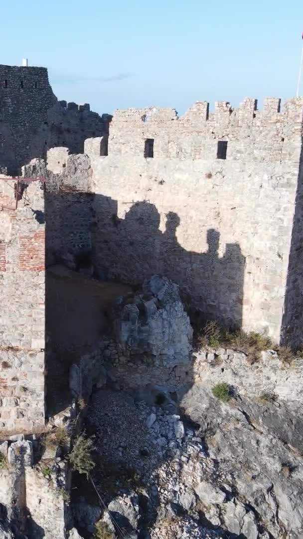 Вертикальное видео Alanya Castle - Alanya Kalesi aerial view. Турция — стоковое видео