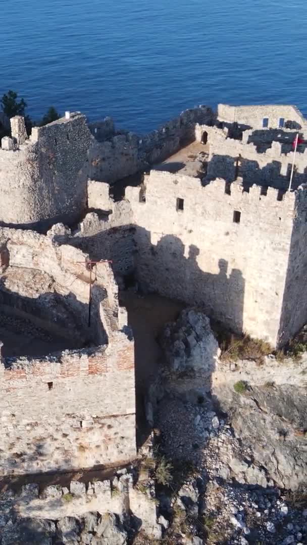 Вертикальное видео Alanya Castle - Alanya Kalesi aerial view. Турция — стоковое видео