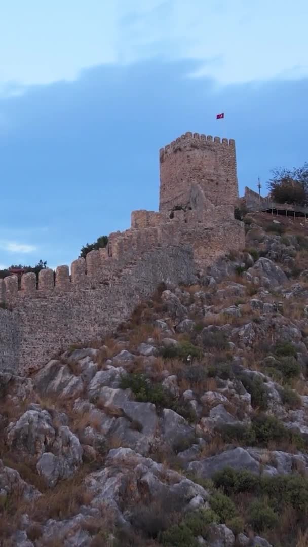 Vertikales Video Burg von Alanya - Alanya Kalesi Luftaufnahme. Türkei — Stockvideo