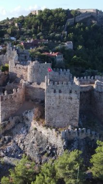 Dikey video Alanya Kalesi - Alanya Kalesi hava görüntüsü. Türkiye