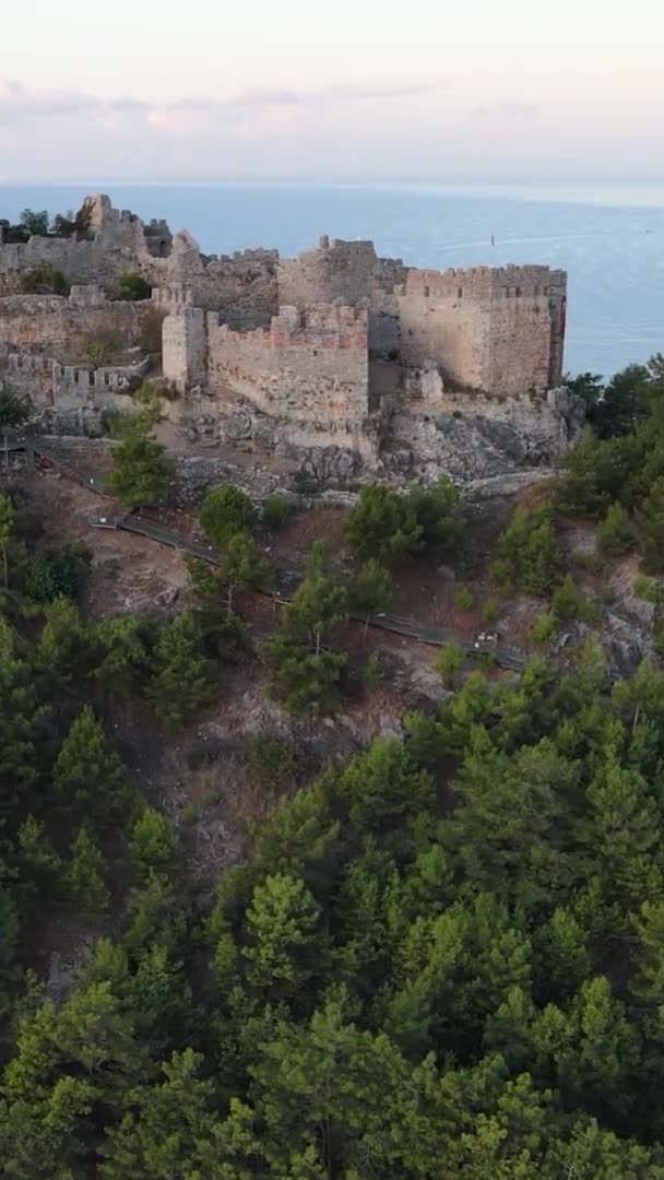 Vídeo vertical Castillo de Alanya - Alanya Kalesi vista aérea. Turquía — Vídeo de stock