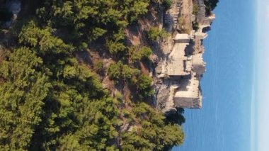 Dikey video Alanya Kalesi - Alanya Kalesi hava görüntüsü. Türkiye