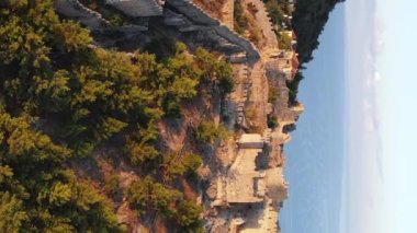 Dikey video Alanya Kalesi - Alanya Kalesi hava görüntüsü. Türkiye