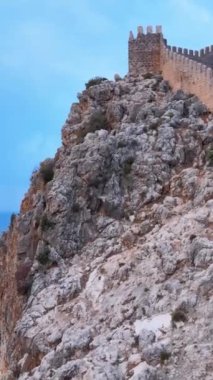 Dikey video Alanya Kalesi - Alanya Kalesi hava görüntüsü. Türkiye