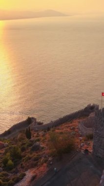 Dikey video Alanya Kalesi - Alanya Kalesi hava görüntüsü. Türkiye