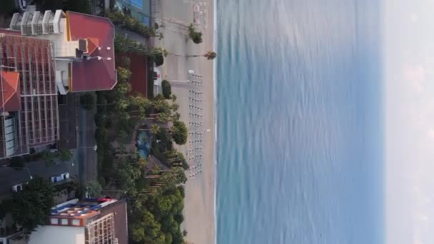 Вертикальное видео Alanya, Turkey - a resort town on the seashore. Вид с воздуха — стоковое видео