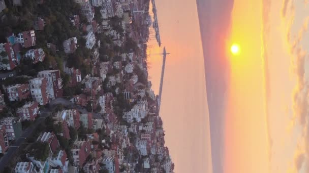 Вертикальное видео Alanya, Turkey - a resort town on the seashore. Вид с воздуха — стоковое видео