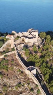 Dikey video Alanya Kalesi - Alanya Kalesi hava görüntüsü. Türkiye