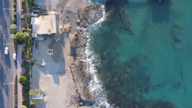 Dikey video Alanya, Türkiye - deniz kıyısında bir tatil köyü. Hava görünümü