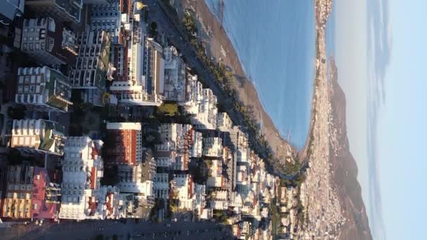 Вертикальне відео Alanya, Туреччина - курортне місто на узбережжі. Вид з повітря — стокове відео