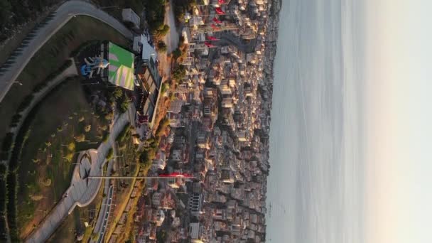 Vídeo vertical Alanya, Turquía - una ciudad turística a orillas del mar. Vista aérea — Vídeo de stock
