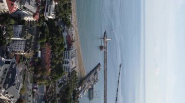 Dikey video Alanya, Türkiye - deniz kıyısında bir tatil köyü. Hava görünümü