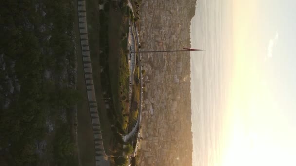Vertikální video Alanya, Turecko - letovisko město na pobřeží. Letecký pohled — Stock video