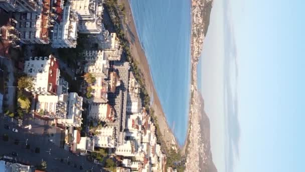 Вертикальное видео Alanya, Turkey - a resort town on the seashore. Вид с воздуха — стоковое видео