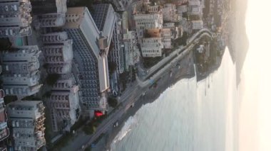 Dikey video Alanya, Türkiye - deniz kıyısında bir tatil köyü. Hava görünümü