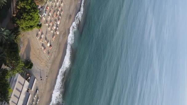 Vidéo verticale Alanya, Turquie - une station balnéaire au bord de la mer. Vue aérienne — Video