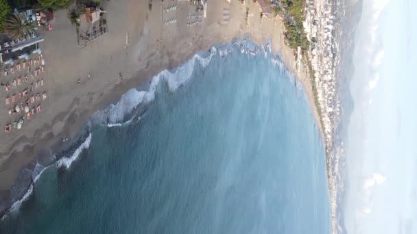 Vertikal video Alanya, Turkiet - en semesterort vid stranden. Flygbild — Stockvideo